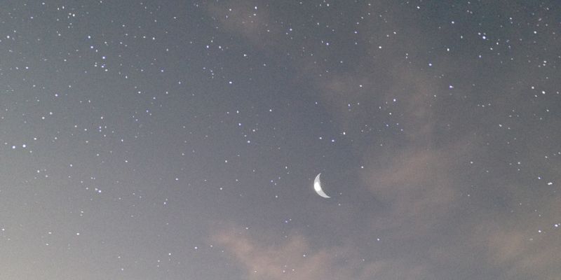 Fotografia de céu estrelado com a lua 